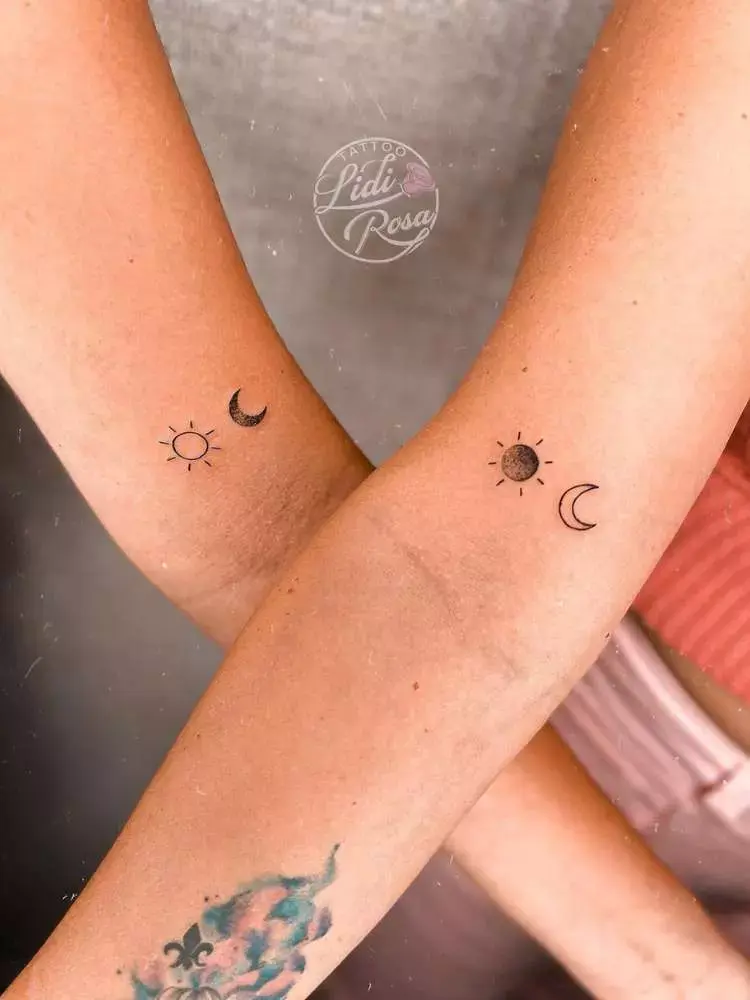 Opção de tatuagem de amigas