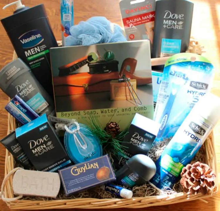 Cesta grande com produtos de beleza masculinos