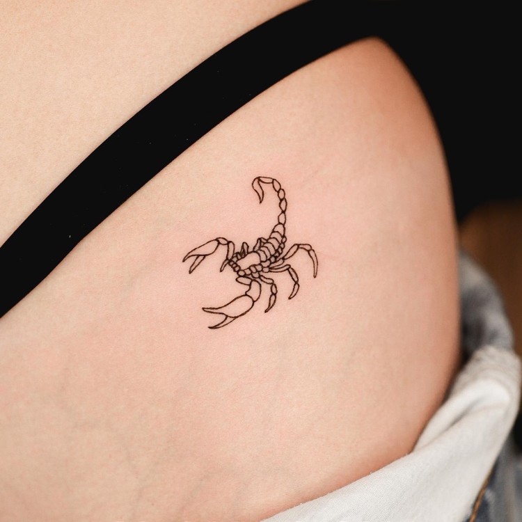 Tatuagem pequena de escopião em fineline na virilha 