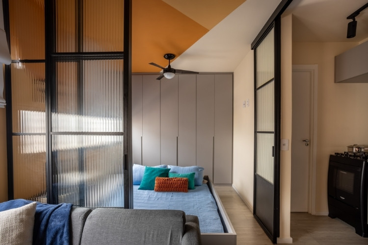 Quarto de apartamento de 25 m² após passar por reforma