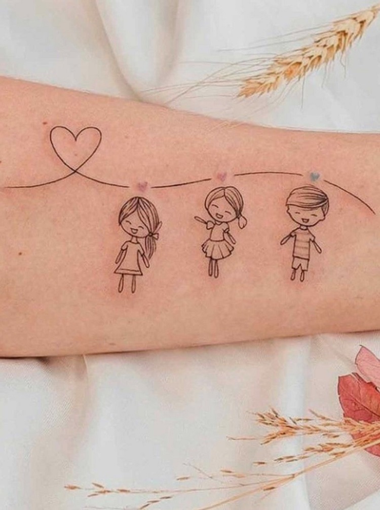 Tatuagem de varal de coração com desenho de duas meninas e um menino