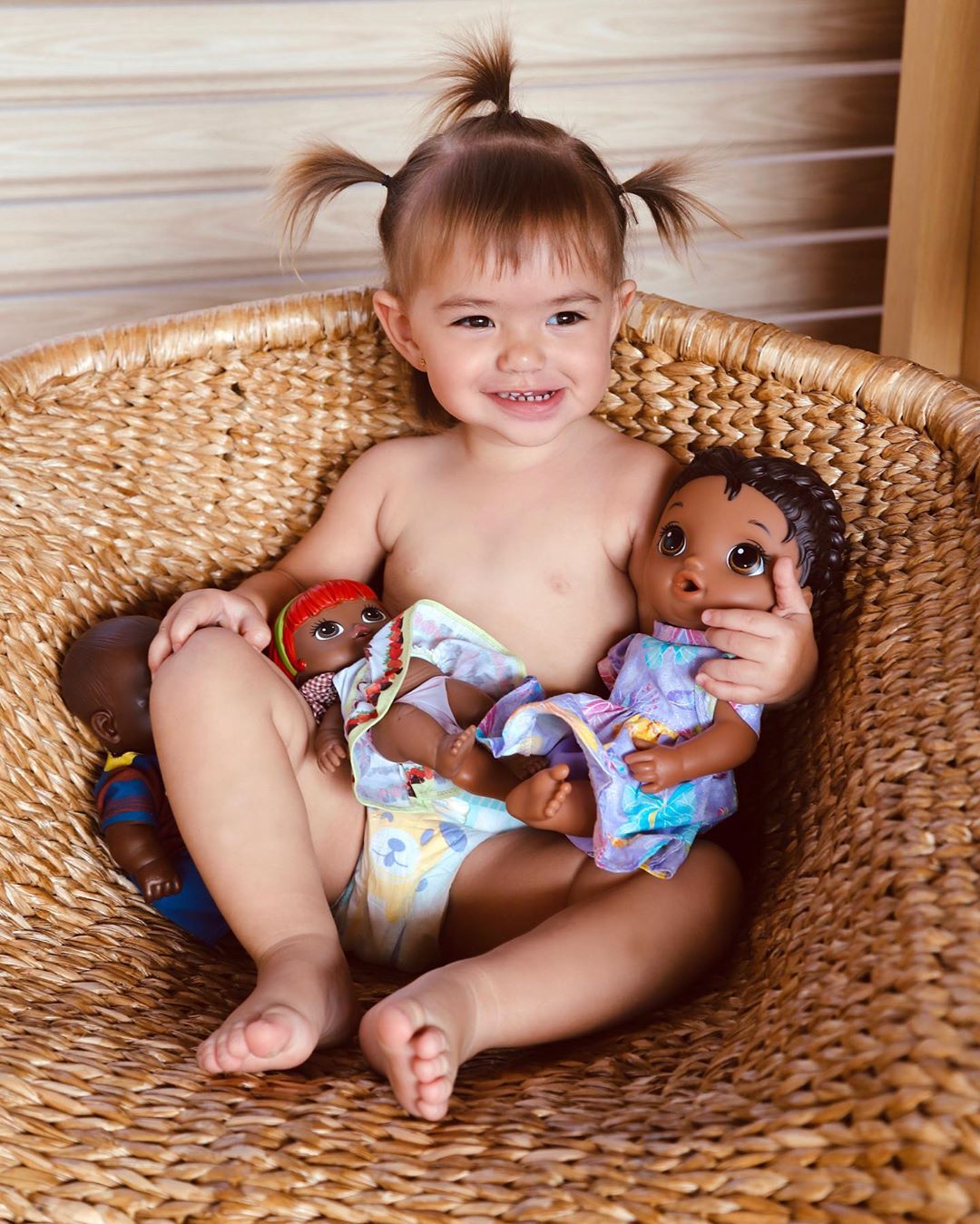 Pequena Zoe em cadeira.