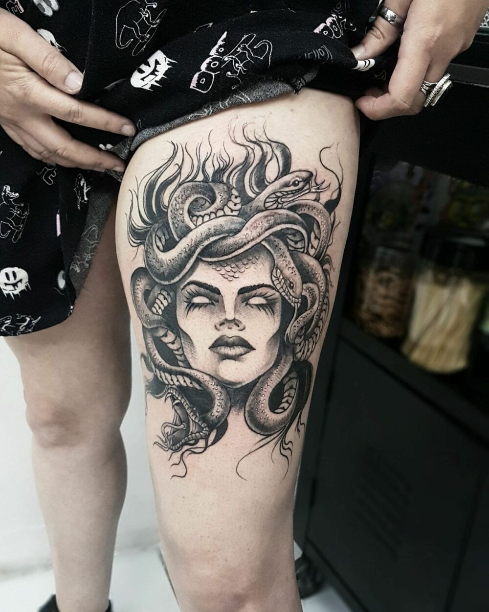 tatuagem de medusa na coxa
