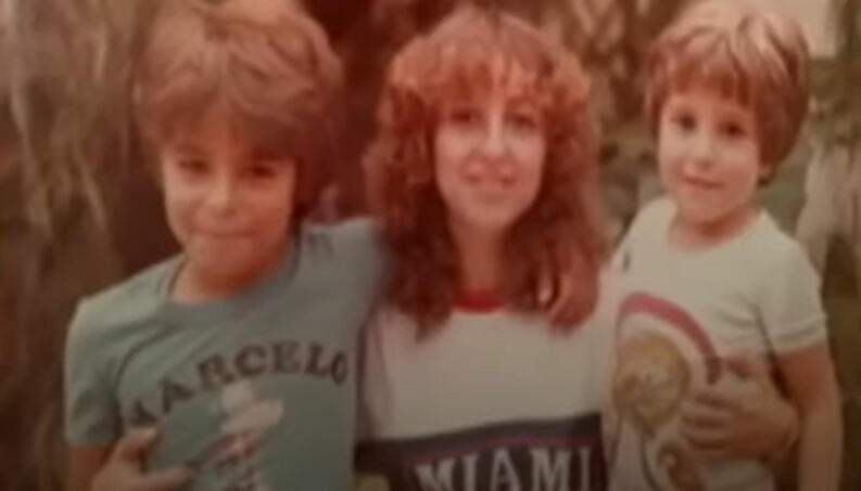 Marcos, a mãe e o irmão - Reprodução