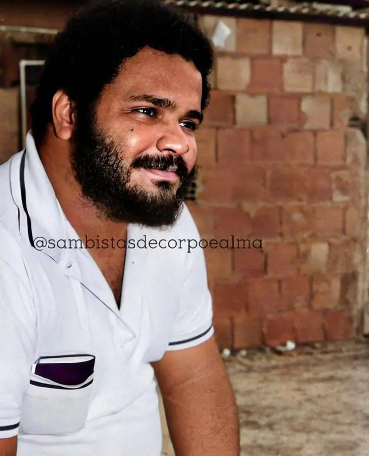 Cantor Arlindo Cruz quando era mais jovem, com camiseta polo branca