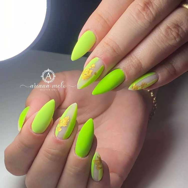Unha verde neon. 