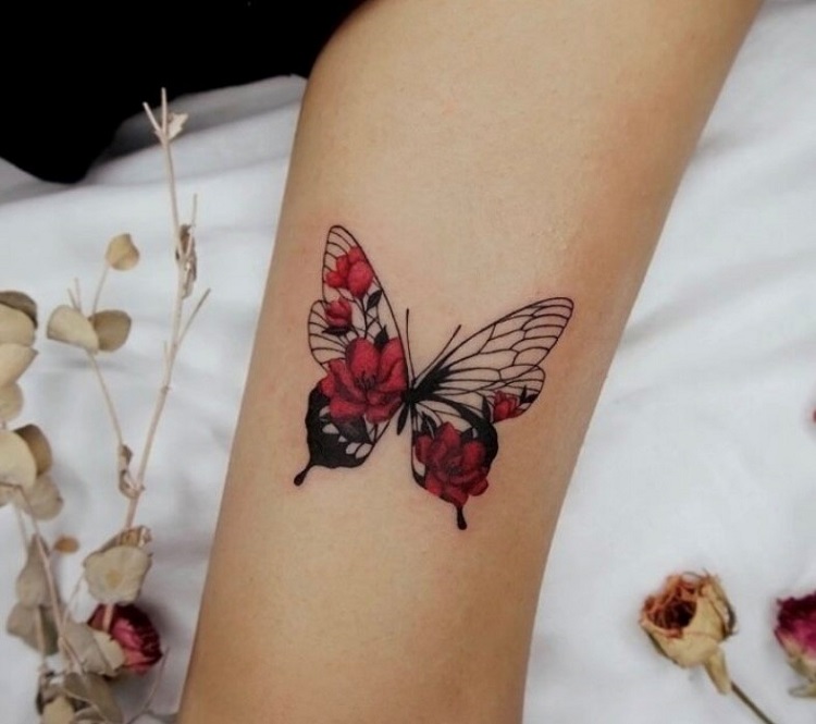 Tatuagem no braço de borboleta com rosas vermelhas