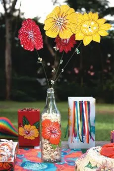 garrafa de vidro com pipoca e flores de papel