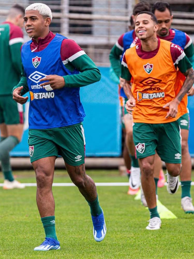 John Kennedy e Alexsander de coletes e uniforme do Fluminense treinando 