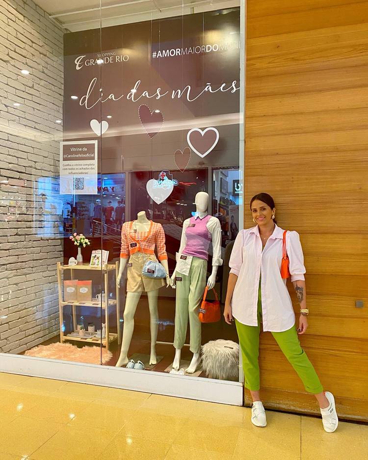 Vitrine de Dia das Mães com adesivos e corações pendurados