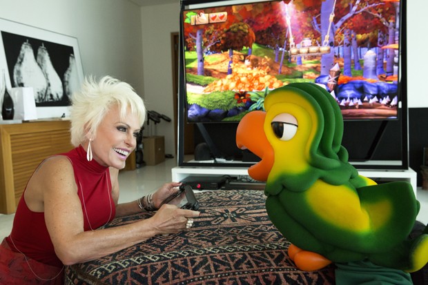 Ana Maria Braga e Louro José na sala de jogos da apresentadora