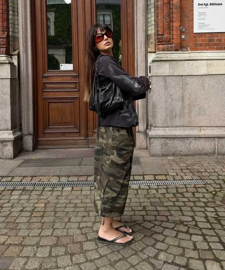 Ana Carolina Shumiski usando bermuda camuflada, um dos looks das brasileiras na Copenhagen Fashion Week