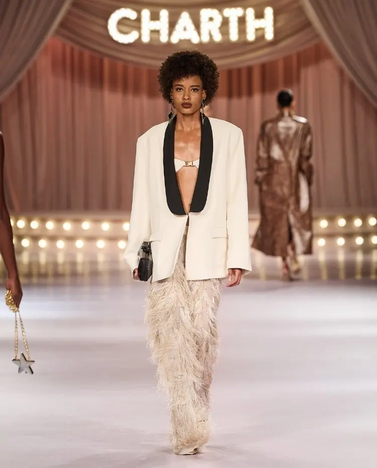 Foto de modelo na passarela durante o desfile da Charth para a coleção "Action"