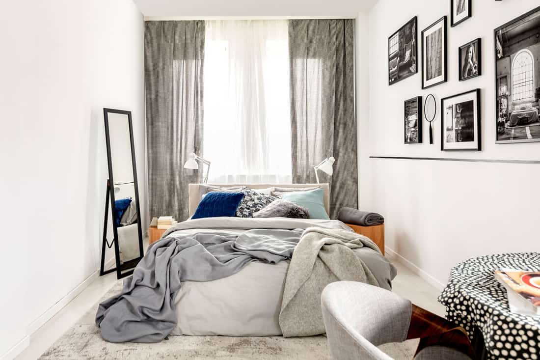 Quarto preto e branco.