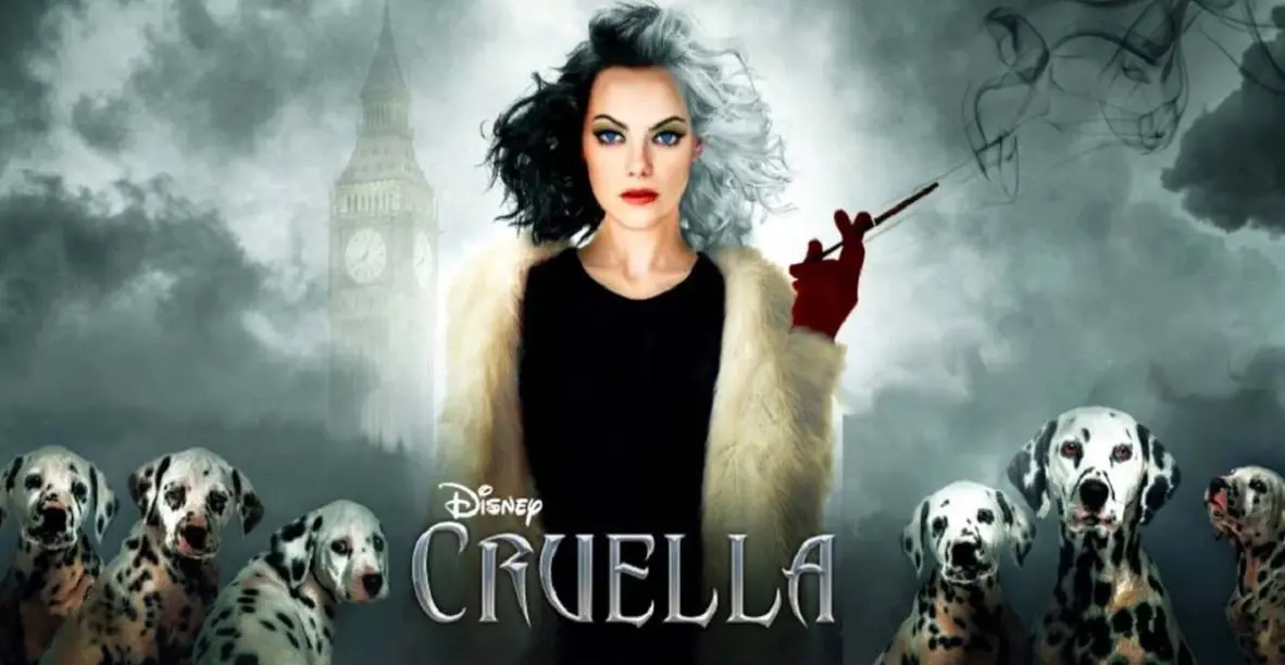 Foto de divulgação do Filme Cruella, com a personagem usando roupa preta, casaco de pelo bege e dálmatas ao redor