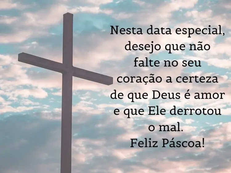 Foto de cruz sob céu e frase: Nesta data especial, desejo que não falte no seu coração a certeza de que Deus é amor e que Ele derrotou o mal. Feliz Páscoa!