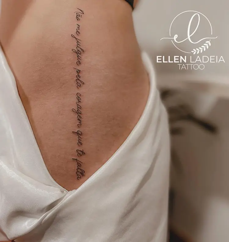 tatuagem escrita Não me julgue pela coragem que te falta. na cintura