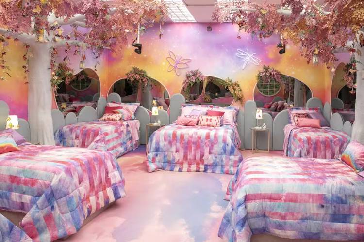 Quarto das fadas do BBB 24 com flores, espelhos e detalhes em rosa, roxo e azul. 