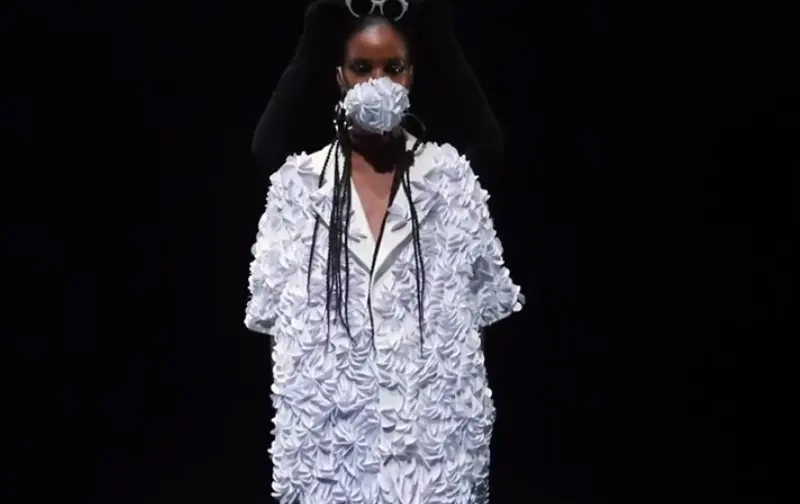 SPFW: Modelo com paletó manga 3/4 e máscara, ambos bordados.