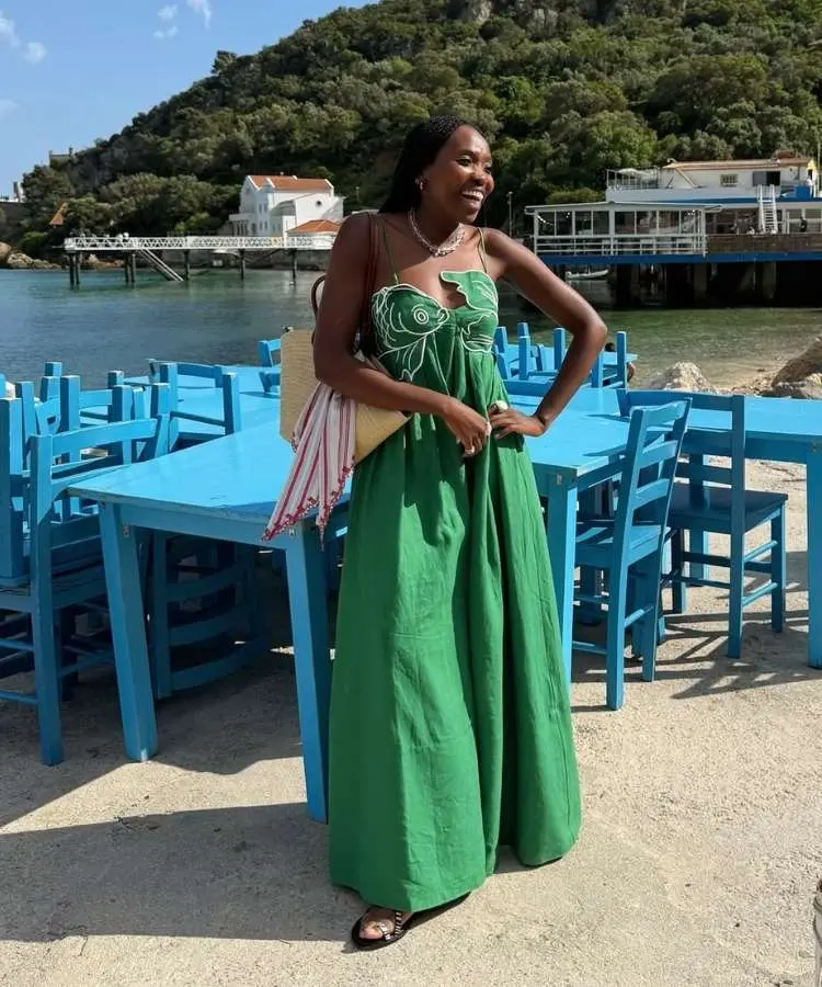 Mulher negra usando vestido longo verde, cor para look de Ano Novo
