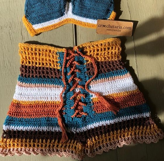 Short listrado de crochê com cadarço frontal.