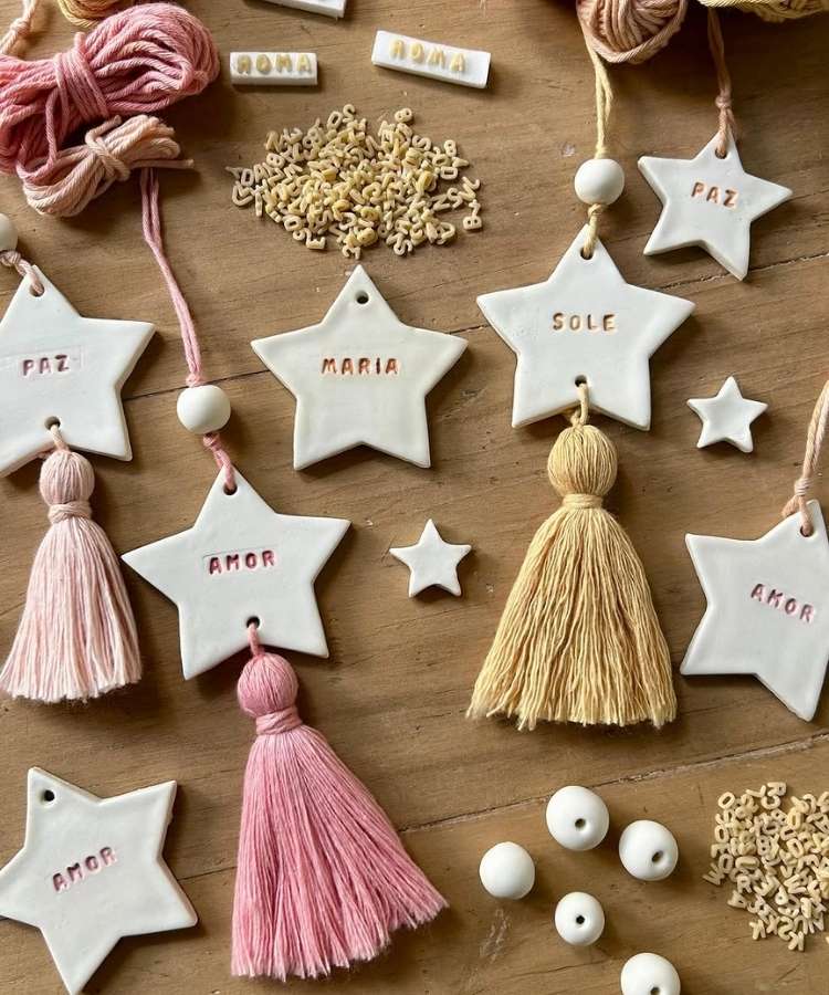 Enfeite de Natal de estrelinhas feito com cerâmica fria