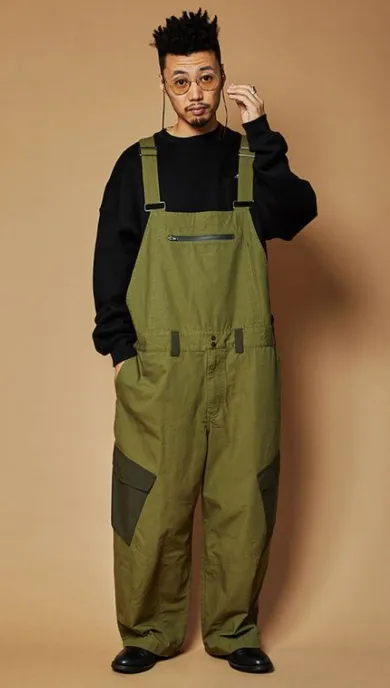 Jardineira oversized com moletom