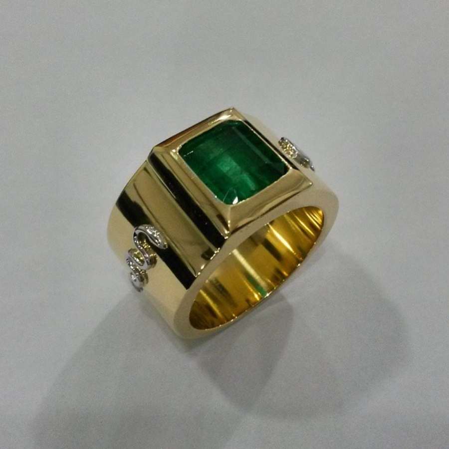 Anel grosso dourado com brilhantes e pedra verde