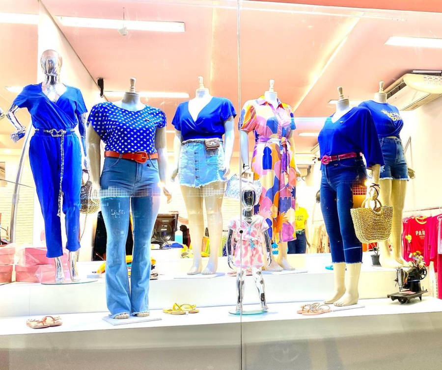 Roupas azuis em loja feminina.