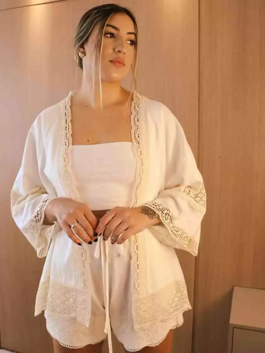 Mulher com look para o Réveillon: conjunto com babado de renda