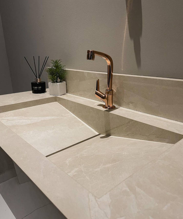 Cuba de banheiro em porcelanato.
