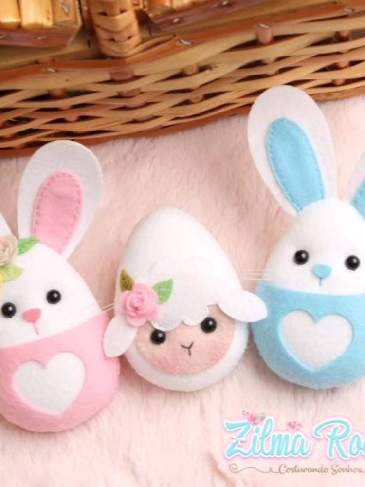 Pequenos coelhos e ovelha de Páscoa feitos em feltro