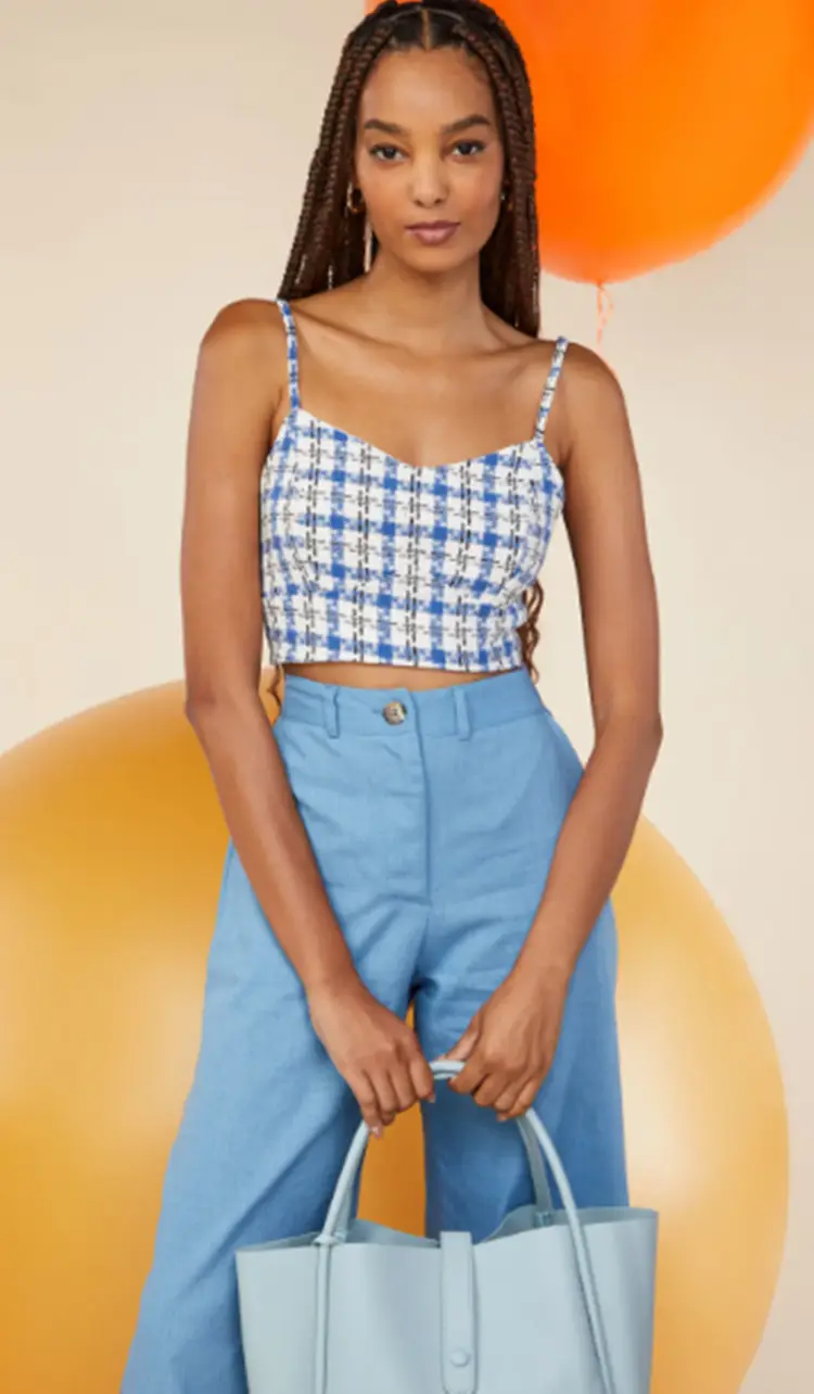 Menina usando cropped zadrez azul + calça azul + bolsa azul