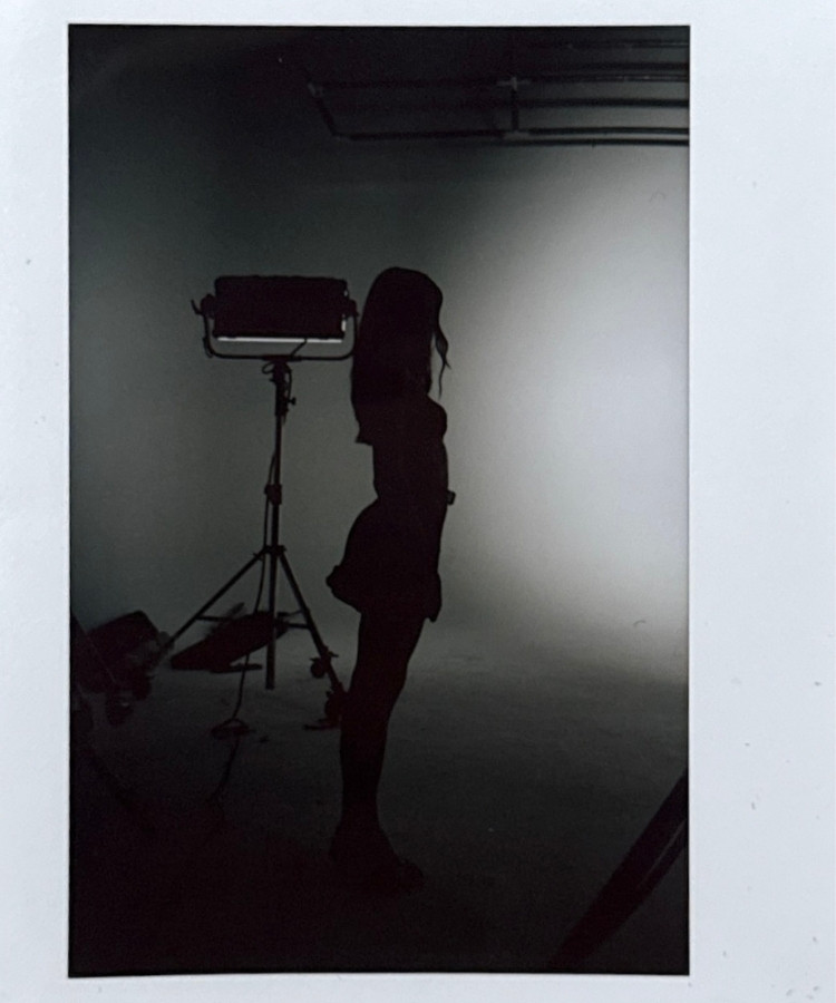 Foto de silhueta de modelo em set de fotografia