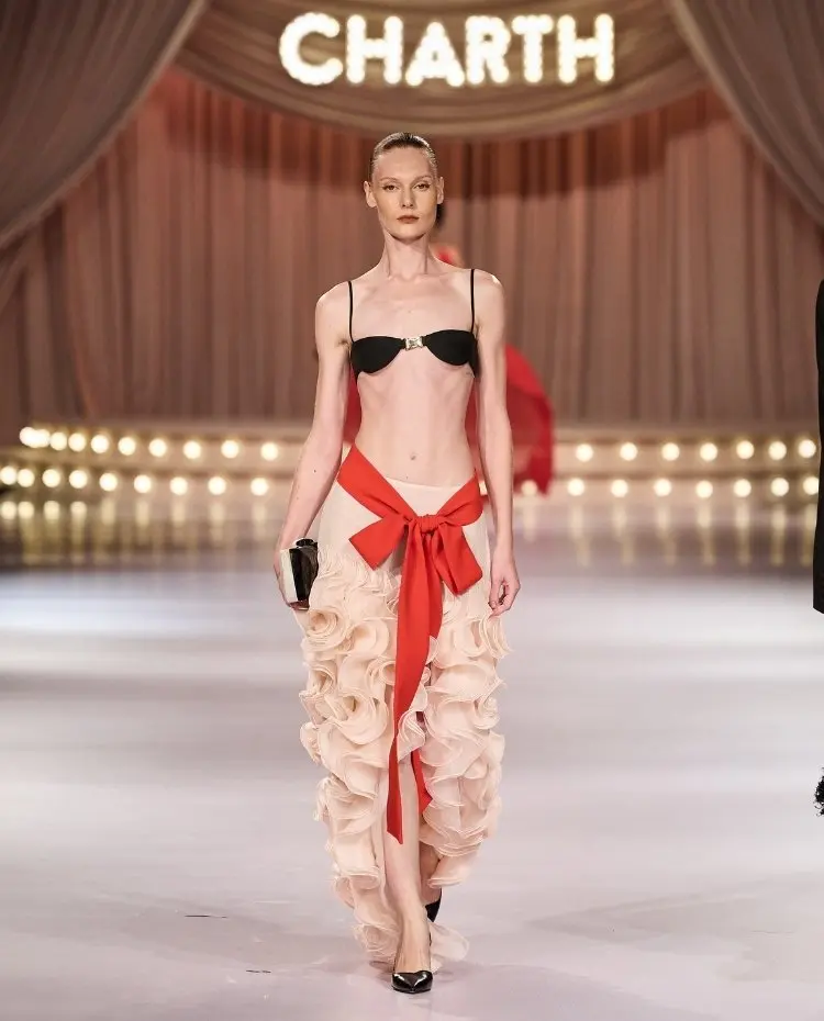 Foto de modelo na passarela durante o desfile da Charth para a coleção "Action"