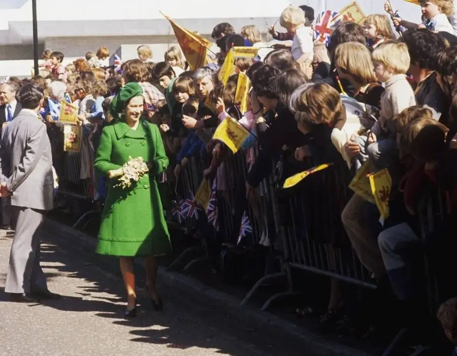 rainha em seu jubileu de prata usando conjunto de alfaiataria e boina verdes
