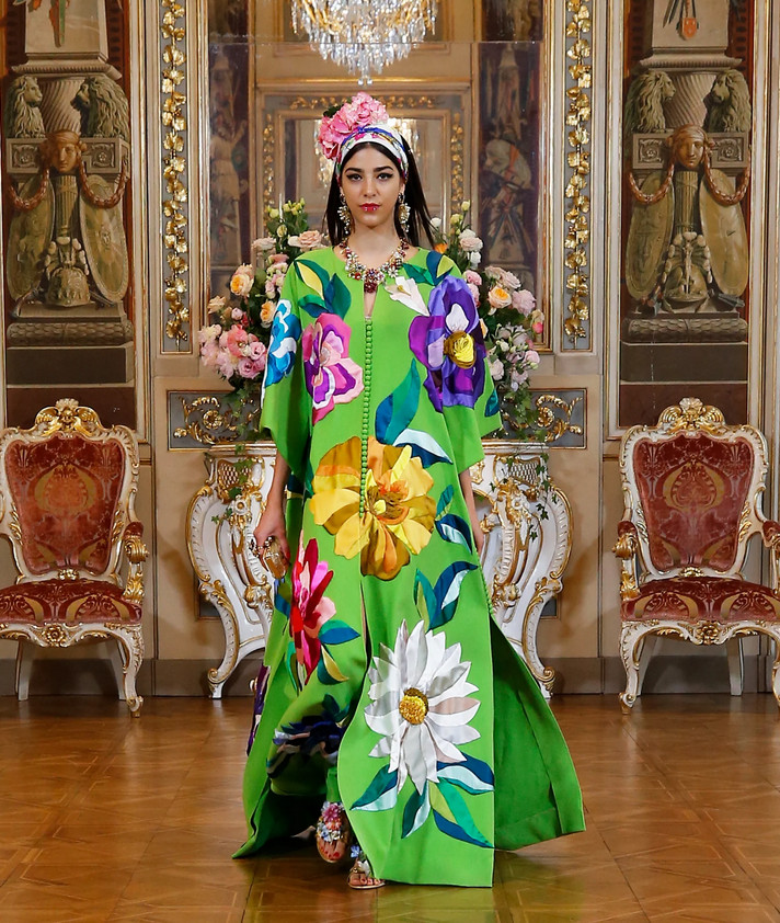 Modelo usando caftan verde com estampa de maxiflores - D&G Modelo usando caftan verde com estampa de maxiflores