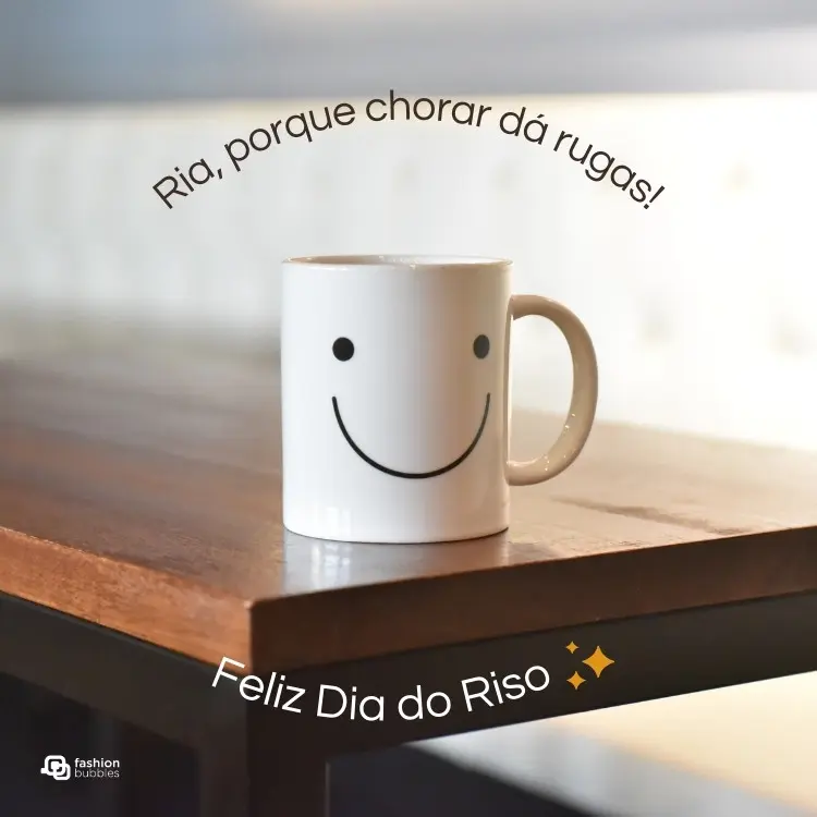 Caneca branca com estampa de sorriso e frase: Ria, porque chorar dá rugas!