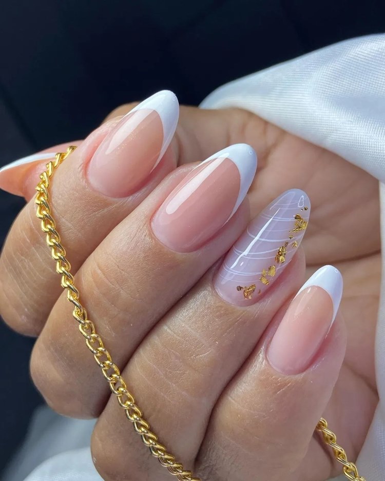 Nail art branca com folha de ouro (formato: amendoado tamanho: grande)