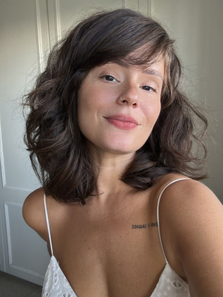 Selfie de Thais Dutra Sá com cabelo curto solto e blusa de alcinhas 