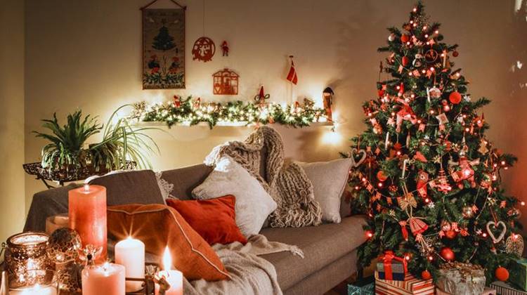 Sala decorada com itens natalinos como velas e Árvore de Natal. Foto de sala decorada de Natal.