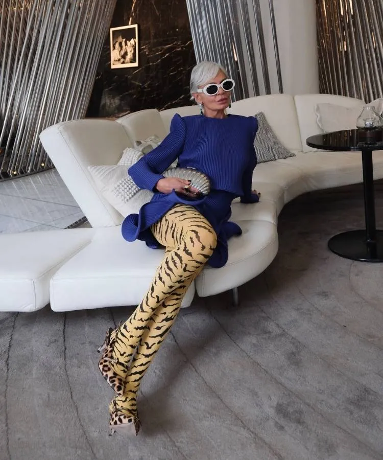 Mulher usando look com meia-calça estampada e vestido azul