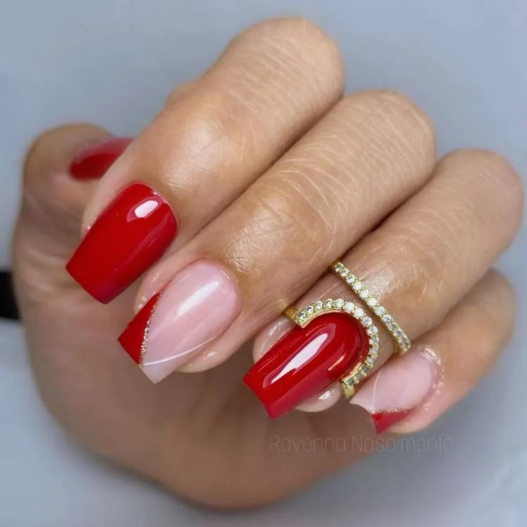 Nail art com vermelho, fio branco e dourado