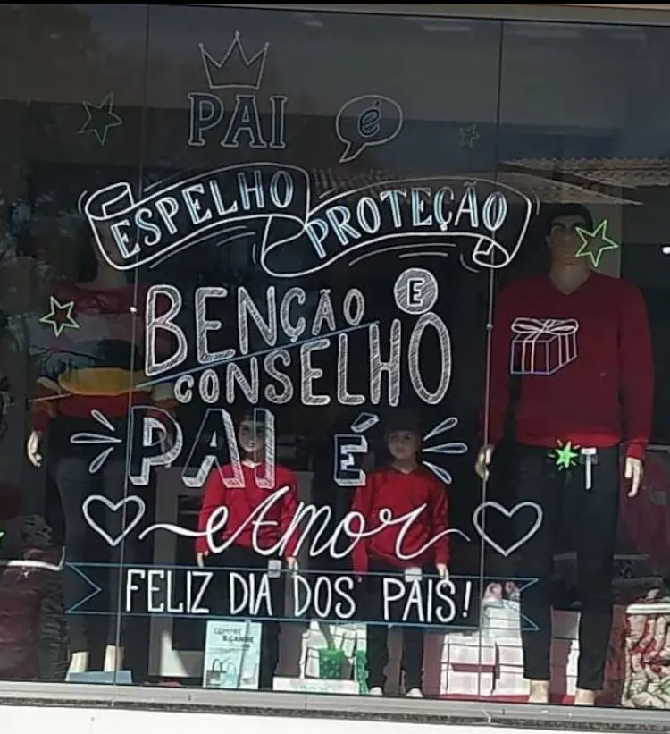 Vitrine decorada à mão. Vitrine com lettering.