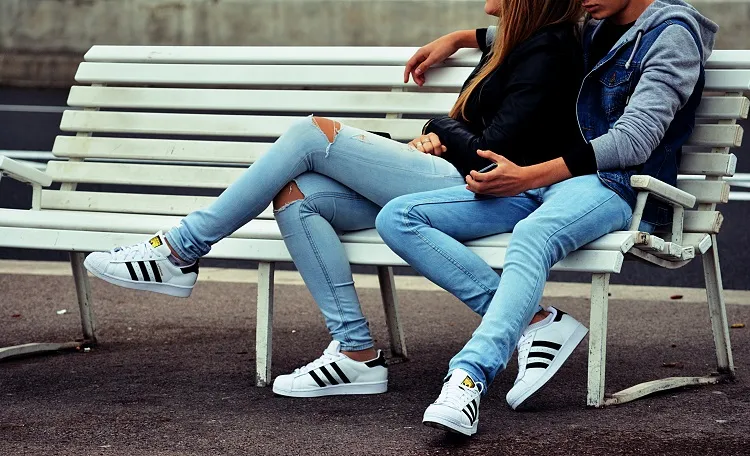 casal sentado em um banco com roupas combinando, legendas para fotos tumblr de casal