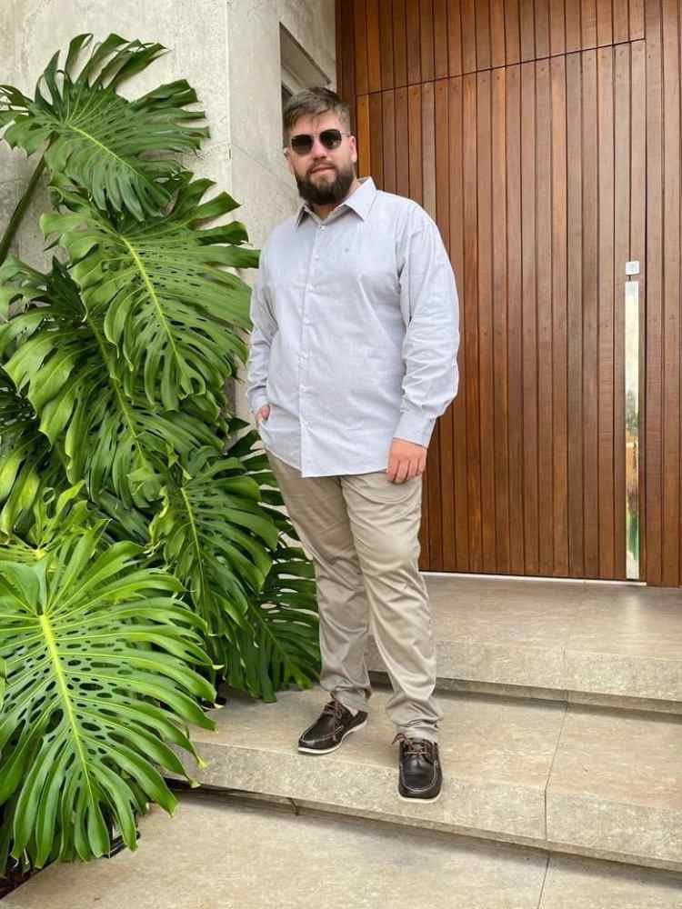 Roupas de Ano Novo para homens: camisa de botão cinza + calça jeans bege.