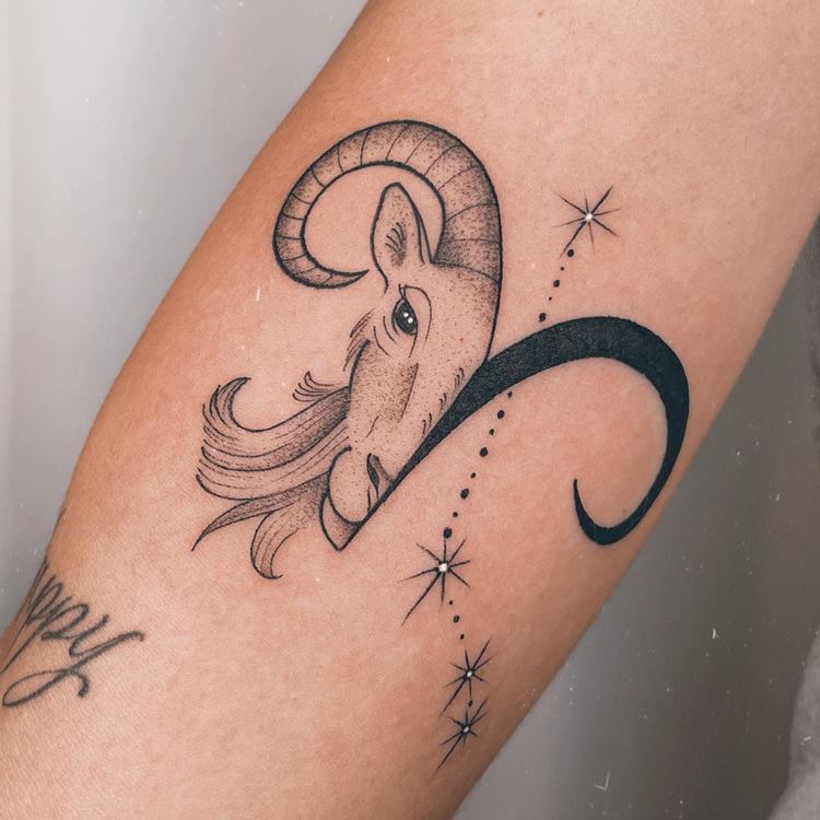 Tatuagem signo de Áries, cabeça de bode com símbolo do signo e constelação