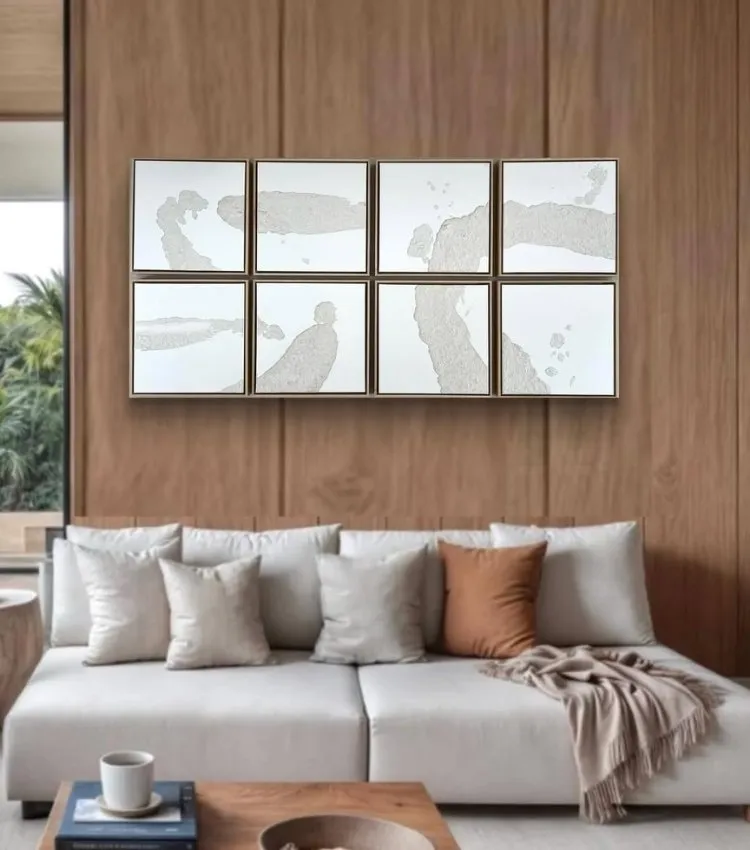Sala de estar decorada com quadro do artista plástico Adielson Rodrigues em tons de branco, cor tendência da decoração para 2026