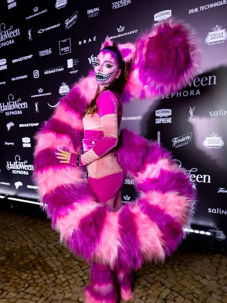 Camila Trianda fantasiada de gato Cheschire