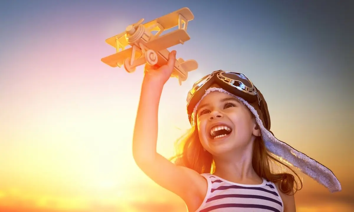 criança com avião de brinquedo - vender milhas